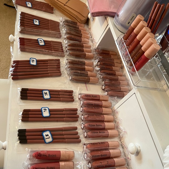 1 Million Bucks Lip Kit Queen B - Picture 2 of 3